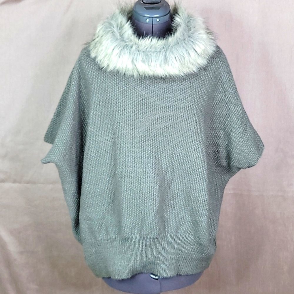 **MIXIT Faux Fur‎ Oversized Cape Sweater OS
